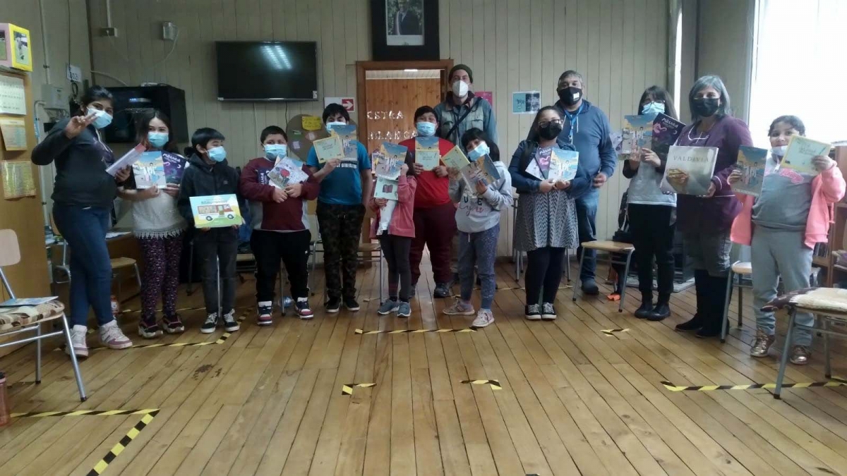 Celebran día del bibliomóvil con teatro de papel en escuela rural de Valdivia 