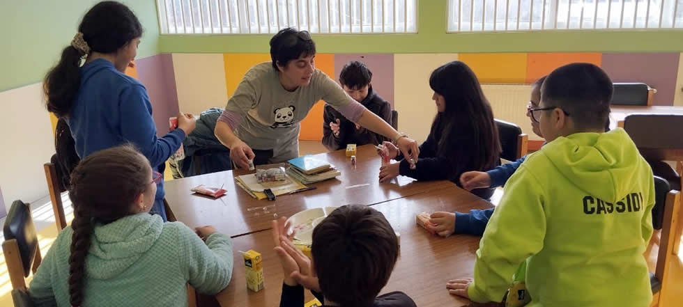 Destacada actriz valdiviana publica libro vinculado al conocimiento teatral de estudiantes en escuelas locales