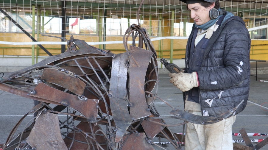 Simposio Internacional de Esculturas se desarrolla en Liceo Industrial de Valdivia
